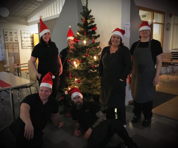 Kökspersonalen vid en julgran