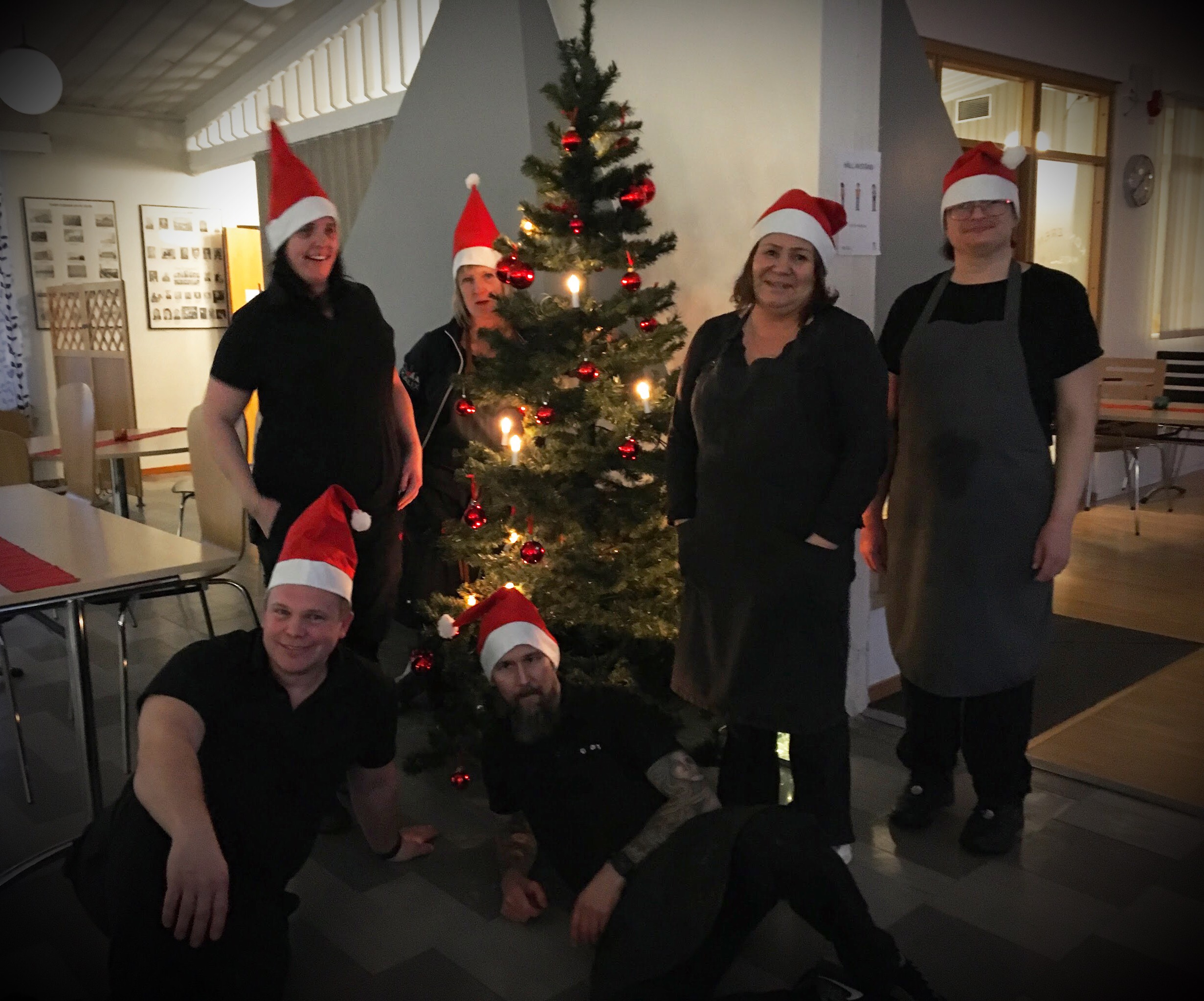 Kökspersonalen vid en julgran