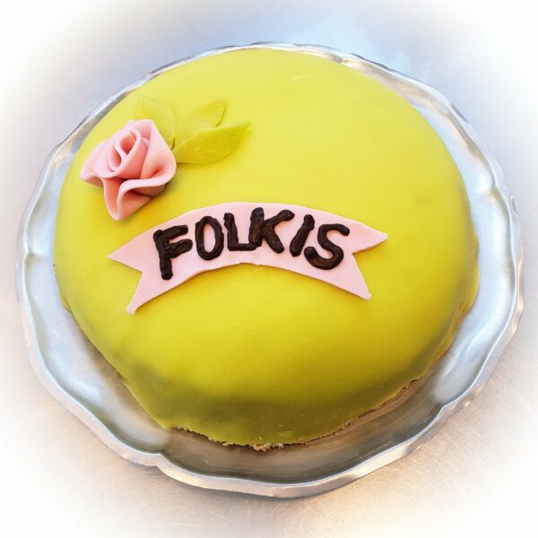 Tårta med FOLKIS som text ovanpå