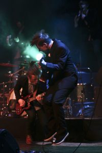 En gitarrist och en basist giggar ihop under en konsert